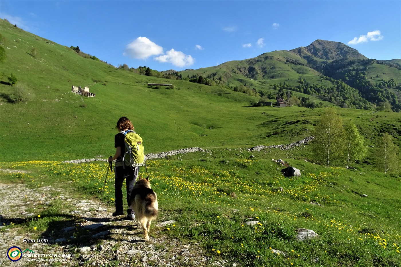 01 In salita da Bonetto ai Piani d'Artavaggio sel sent. CAI 150 con vista in Sodadura.JPG